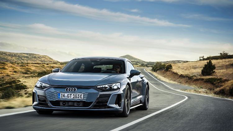 Mit den Genen des Porsche Taycan präsentiert Audi jetzt für 100.000 Euro sein elektrische Reiselimousine E-Tron GT.