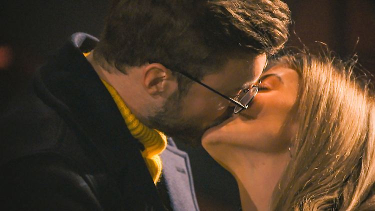Stephie stört Nikos Brille beim Küssen schon mal nicht.