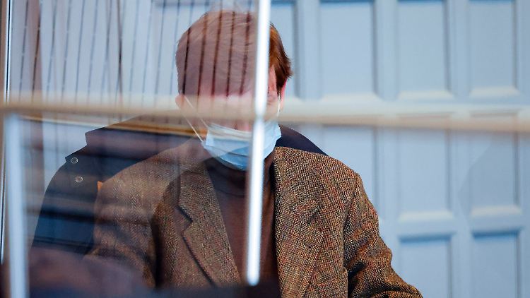 Der 53-jährige Mann soll zusammen mit seiner Frau und seiner Mutter 14 Lebens- und Unfallversicherungen in Höhe von rund 4,1 Millionen Euro abgeschlossen haben.