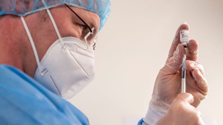 Nach einer vom Gesundheitsministerium verschickten Prognose könnte die Kapazität der Impfzentren schon im März nicht mehr ausreichen, um alle verfügbaren Dosen zu verimpfen.