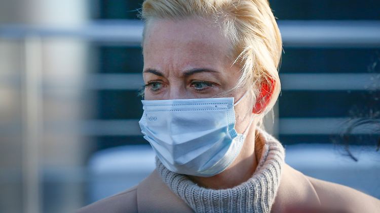 Ihr Mann ist in Moskau zu dreieinhalb Jahren Haft verurteilt worden. Jetzt soll Nawalnys Ehefrau Julia per Flugzeug nach Deutschland abgereist sein.