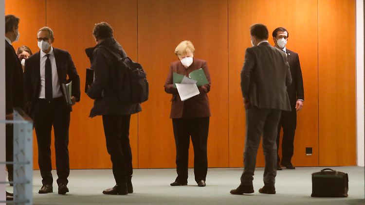 Zehn Stunden berieten die Kanzlerin Angela Merkel und die  Chefinnen und Chefs der Bundesländer über die Strategie im Kampf gegen Corona. 