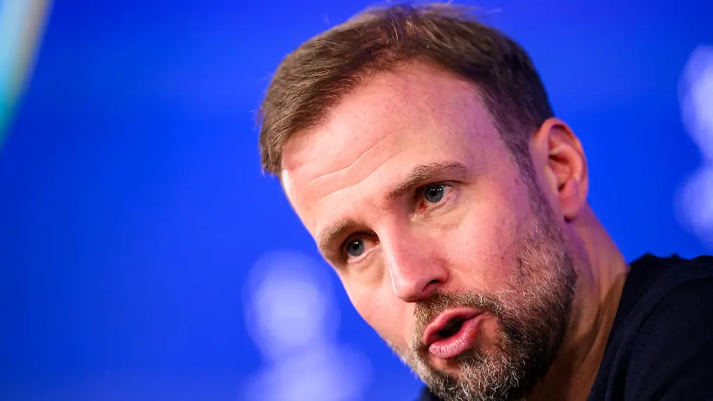 Trainer-Sebastian-Hoeness-und-der-VfB-Stuttgart-treffen-am-Samstag-auf-Borussia-Moenchengladbach