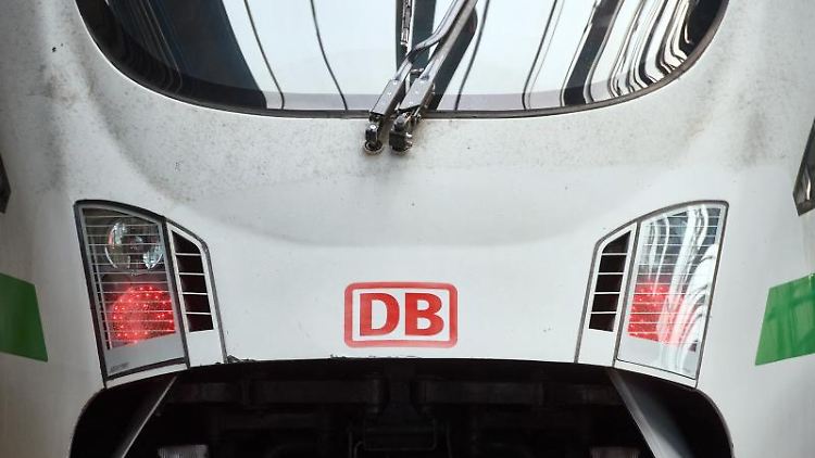 Der Triebwagen des ICE wurde bei dem Anschlag leicht beschädigt. (Symbolbild)
