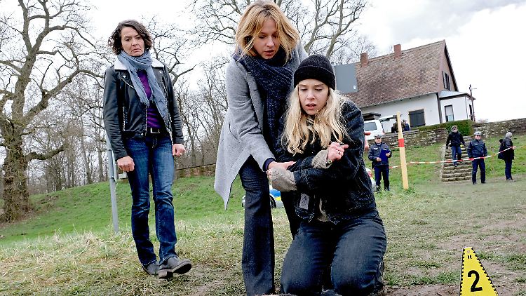 Kommissarin Stern (Lisa Bitter, M.) versucht, die Freundin des Ermordeten zu trösten.