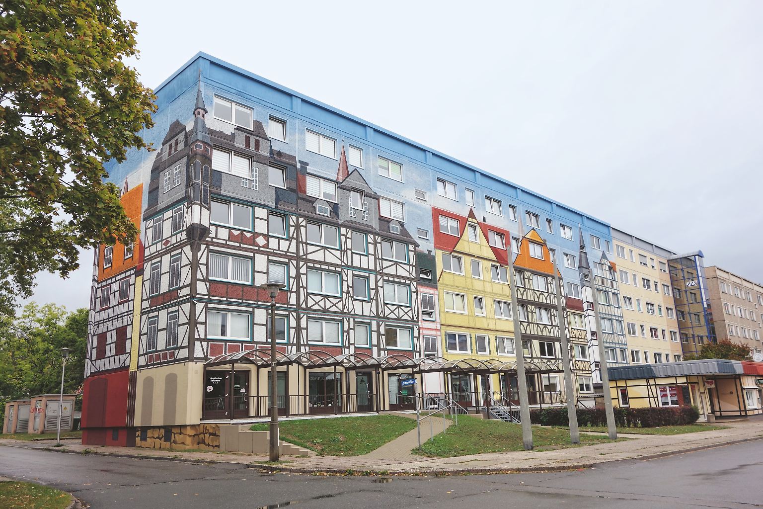 In deutschen Innenstädten macht sich seit Jahren eine eher eintönige Investorenarchitektur breit, die kaum noch einen Blick wert ist. Neue, peinliche Bausünden entstehende immer seltener. Um Aufsehen zu erregen, muss man schon zu Pinsel und Farbeimer greifen, wie hier in Gera geschehen.