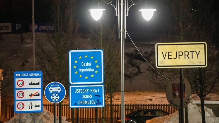 Tschechien verschärft die Grenzkontrollen zu den Nachbarstaaten. Das Nachbarland von Deutschland kämpft mit sehr hohen Infektionszahlen.