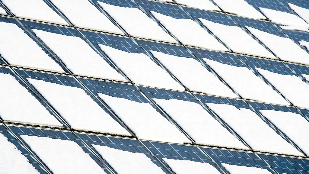 Im-Winter-wird-wetterbedingt-weniger-Sonnenstrom-produziert-Batteriespeicher-koennen-helfen-die-natuerlichen-Schwankungen-auszugleichen