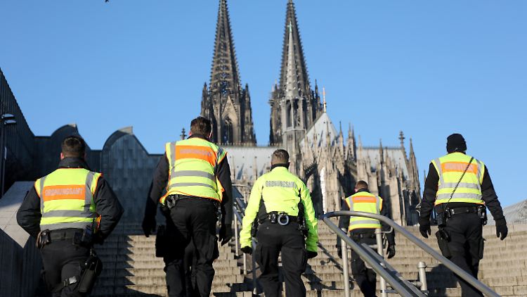 Noch wachen Kommunen teils penibel über die Einhaltung der Corona-Beschränkungen. Die könnten absehbar lockerer werden.