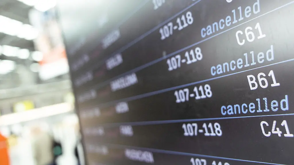 Cancelled-also-abgesagt-steht-auf-einer-Anzeige-fuer-Abfluege-am-Flughafen-Koeln-Bonn-Am-Amtsgericht-in-Koeln-laufen-bundesweit-die-meisten-Klagen-nach-Flugverspaetungen-auf