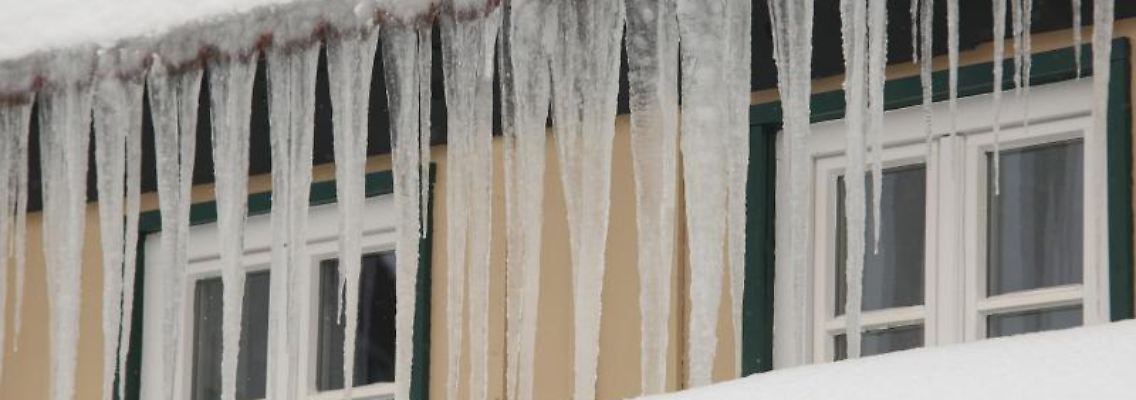 Eiszapfen hängen vor den Fenstern eines Wohnhauses in Wernigerode. Foto: Matthias Bein/dpa-Zentralbild/dpa/Archivbild