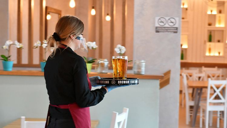 Eigentlich dürfen Restaurants und Bars ihre Getränke und Speisen nur zum Mitnehmen anbieten.