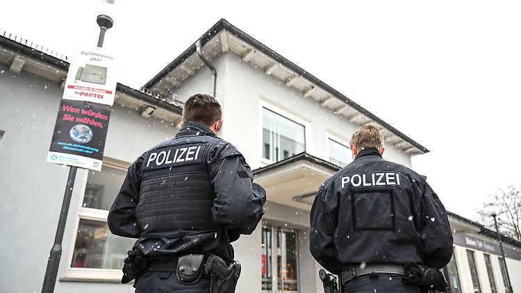 Zwei Polizisten sichern nach der Tötung einer 62-Jährigen das Bahnhofsgelände.
