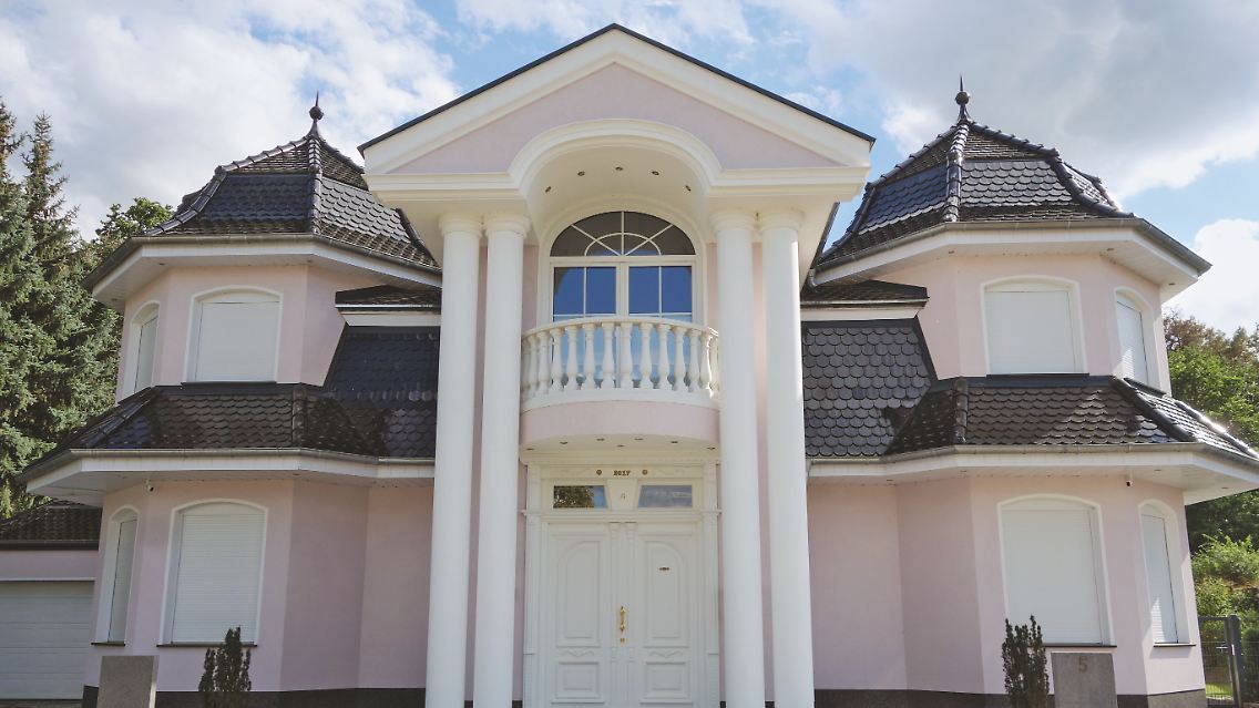 Aber es gibt Orte, an denen die Kreativität nicht versiegt und die Ergebnisse weiterhin die Gemüter spalten dürfen: Einfamilienhaus-Siedlungen an den Stadträndern. (gesehen in: Michendorf)