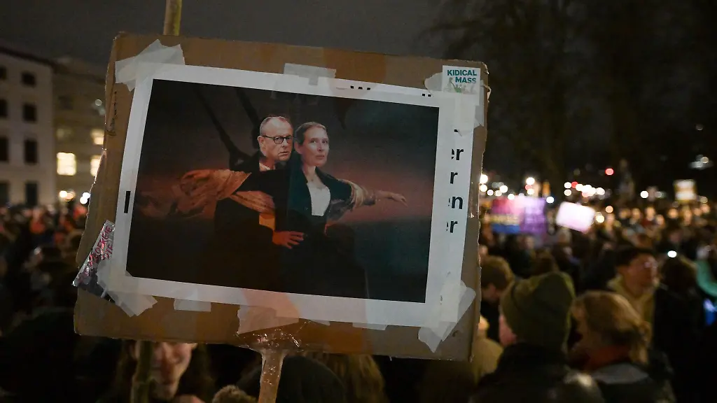 In-zahlreichen-Staedten-gingen-Menschen-auf-die-Strasse-neben-Berlin-auch-in-Greifswald-und-Rostock