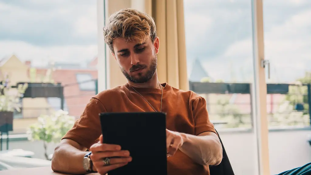 Hier-werden-die-Wertgegenstaende-der-eigenen-Wohnung-gut-inventarisiert-in-einer-digitalen-Liste