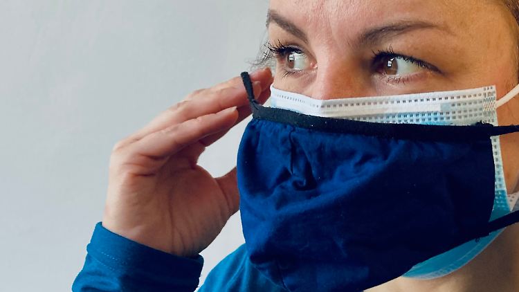 Die Doppelmaske - Stoff- über chirurgischer Maske - erhöht den Schutz für den Träger deutlich.