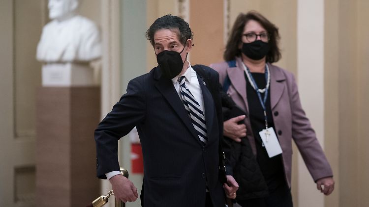 Anklageführer Jamie Raskin (l). im US-Kapitol.