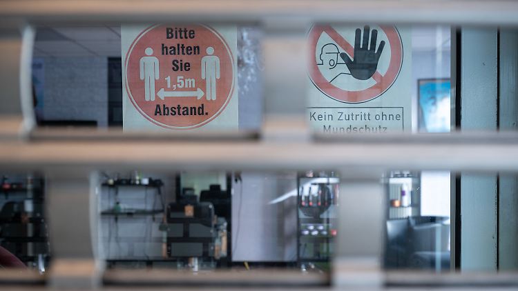 Das Gitter eines geschlossenen Friseursalons in Pforzheim. Am 1. März dürfen Friseure wieder Haare schneiden.