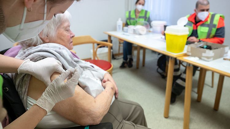 Knapp 30 Prozent der Impfdosen gingen bisher an Bewohner von Pflege- und Altenheimen.