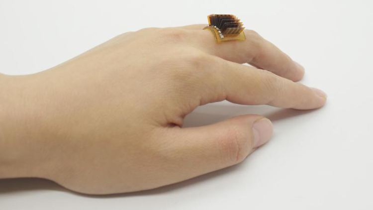 Thermoelektrischer Stromgenerator, hier als Ring getragen.