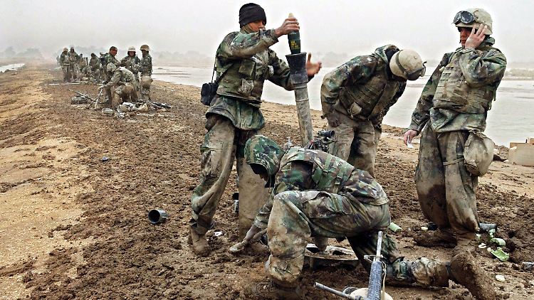 US-Truppen nehmen im April 2003 die Hauptstadt Bagdad ein und stürzen das Regime von Saddam Hussein.
