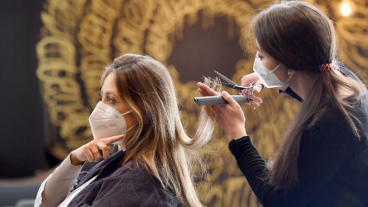 Wenn sich ein Friseursalon an die Regeln hält, ist ein Haarschnitt dort ungefährlicher als der Einkauf im Supermarkt.