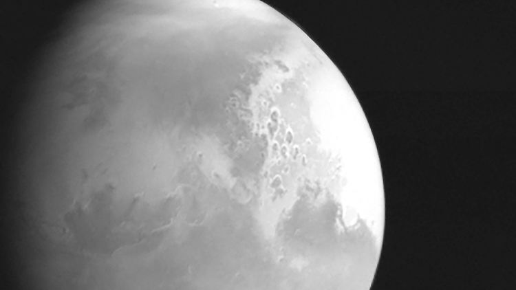Eine von Tianwen-1 getätigte Mars-Aufnahme. Im Mai oder Juni soll die Sonde einen Rover landen lassen.