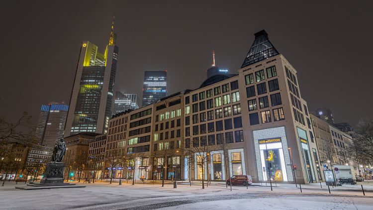 Mit weiteren Einsparungen will der neue Konzernchef Manfred Knof die Commerzbank wieder auf Kurs bringen.
