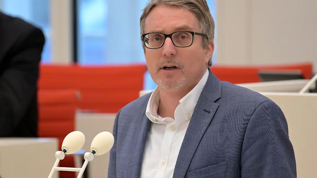 Der-Brandenburger-SPD-Fraktionsvorsitzende-Bjoern-Luettmann-hat-das-Vorgehen-der-Union-im-Bundestag-zum-Antrag-fuer-eine-schaerfere-Migrationspolitik-kritisiert-Archivbild