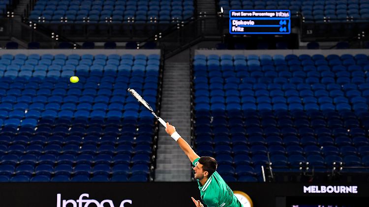 Novak Djokovic musste ein arg kompliziertes Match vor leeren Rängen zu Ende bringen.