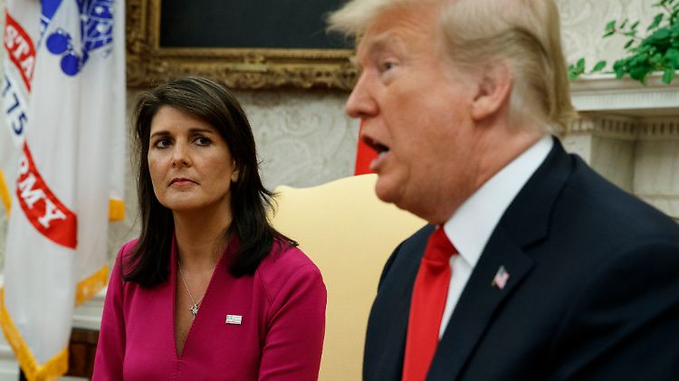 Haley war unter Trump Botschafterin bei den Vereinten Nationen, trat aber Ende 2018 und damit mitten in seiner Amtszeit zurück - die Aufnahme zeigt die beiden beim Abschied im Weißen Haus.