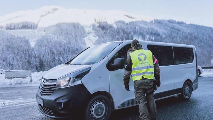 Kontrolle an der Grenze von Tirol - wer ausreisen will, muss einen negativen Test vorweisen.
