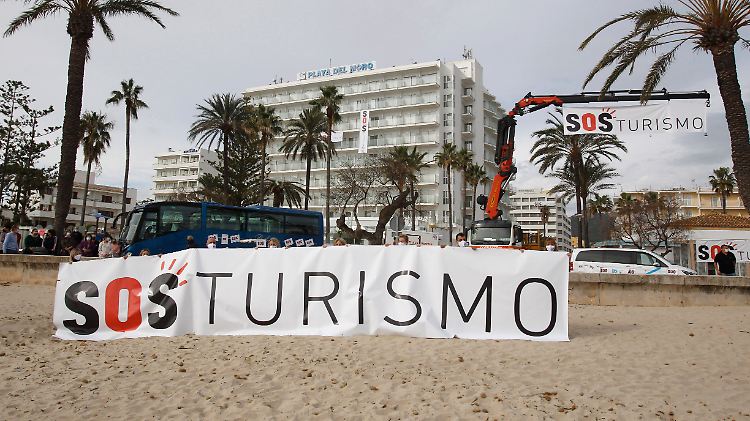 Demonstranten halten in Palma de Mallorca ein Transparent mit dem Schriftzug "SOS Tourismus". Hoteliers und Gastronomen, Taxifahrer, Reiseleiter und Ladenbesitzer auf Mallorca fordern schnelle Lösungen für die coronabedingte Krise.