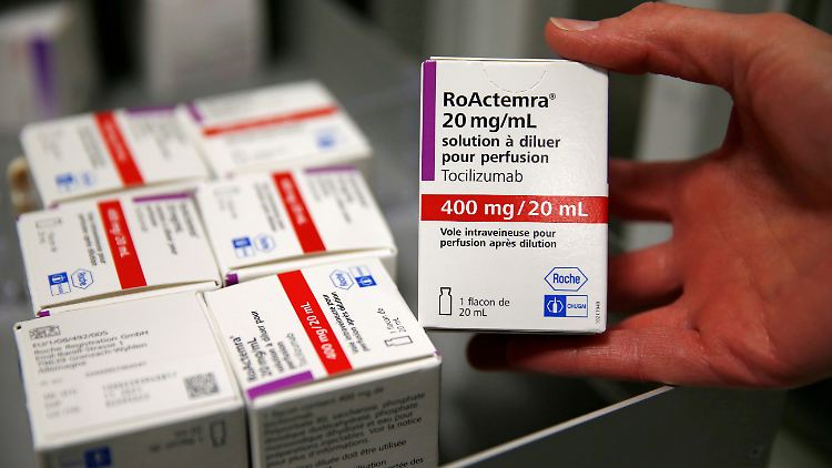 Tocilizumab alias RoActerma kann wohl die Sterblichkeit schwer kranker Covid-19-Patienten senken, ist aber sehr teuer.