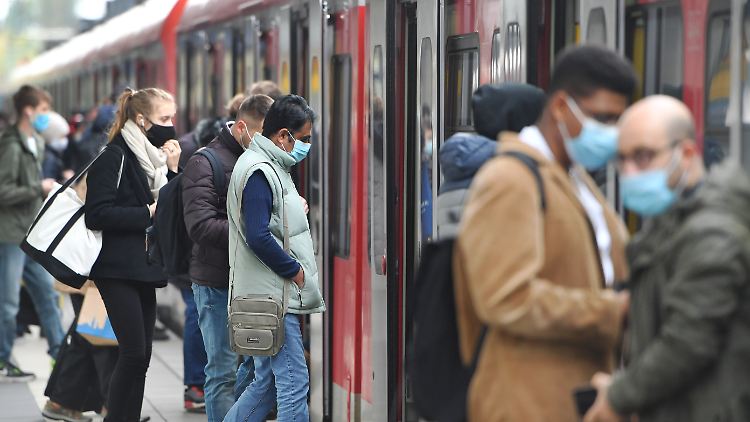 Der Rückgang der gemeldeten Infektionsfälle wird mit Kontaktbeschränkungen und Hygieneregeln erklärt.