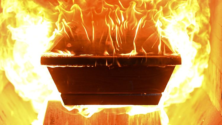 Der Sarg eines Corona-Toten im Krematorium. 