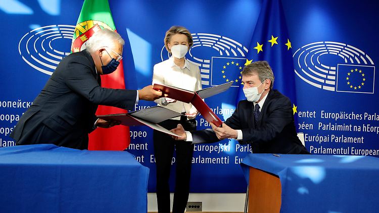 Ursula von der Leyen wohnte der Unterzeichnung durch Antonio Costa (links) und David Sassoli bei.