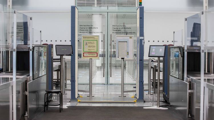 Der Sicherheitscheck am Münchner Flughafen ist am Donnerstag leer. Ab Sonntag gelten noch schärfere Reiseverbote.  