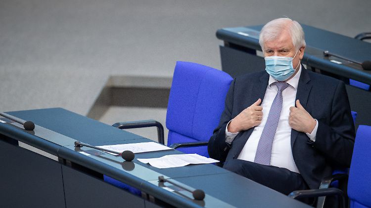 "Die EU-Kommission sollte uns unterstützen und nicht durch wohlfeile Hinweise Knüppel zwischen die Beine werfen", sagt Seehofer.