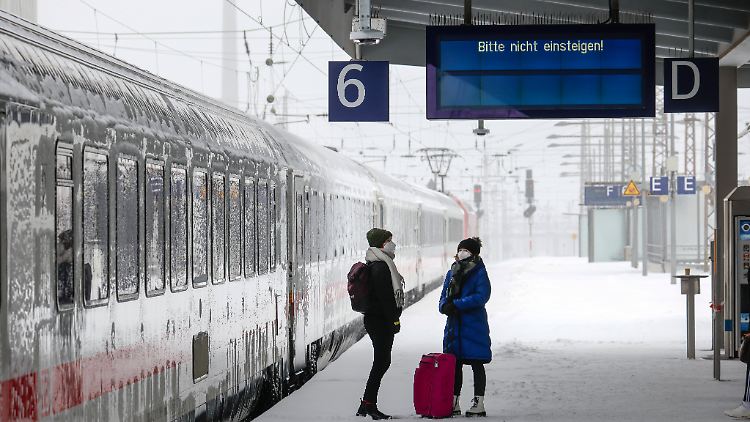 Wintereinbruch im Ruhrgebiet. Wegen Eis und Schnee haben viele Züge Verspätung oder fallen aus.