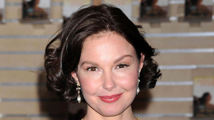 Ashley Judd stürzte und brach ihr Bein vierfach.