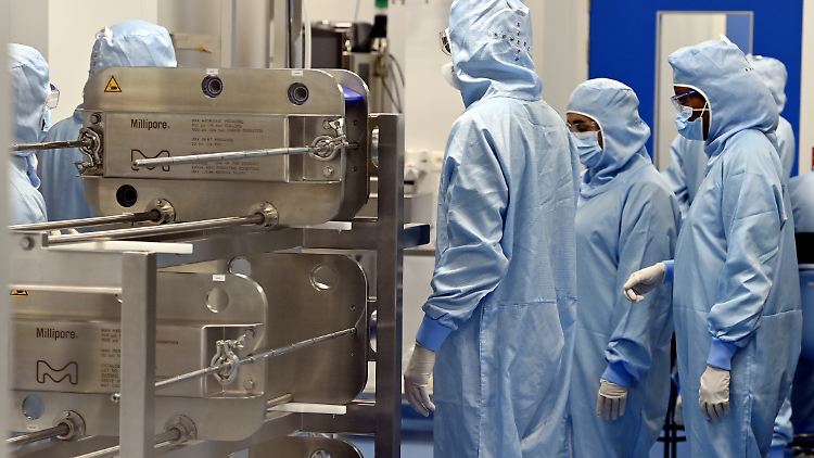Mitarbeiter im Werk von Thermo Fisher, das ein Zulieferer von AstraZeneca für die Produktion des Impfstoffs Covid-19 ist.