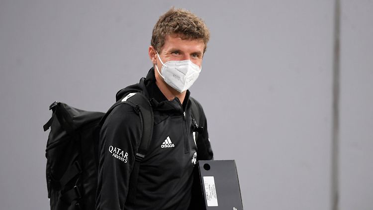 Abgeschirmt von der Mannschaft flog Müller zurück.