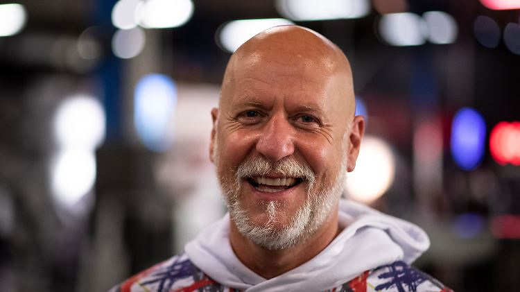 McFit-Boss Rainer Schaller lässt seine Kunden vor den Studios trainieren.