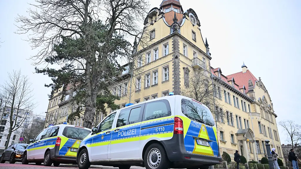 Die-Polizei-rueckte-an-einer-Schule-in-Berlin-Friedenau-wegen-durch-einen-Reizstoff-verletzter-Schueler-an