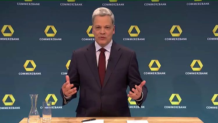 Knof, der sich schon als Deutschlandchef des Versicherers Allianz den Ruf eines Sanierers erworben hatte, geht mit Hochdruck den radikalen Konzernumbau der Commerzbank an.