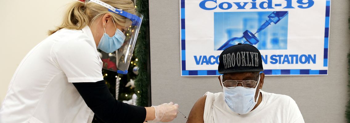 2021-02-09T140403Z_825085091_RC22PL99XIZ5_RTRMADP_3_WALGREENS-UBER-VACCINES.JPG