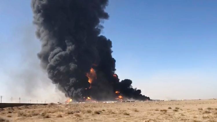 Wie viele Opfer die Explosionen gefordert haben ist unklar, weil Rettungskräfte in sicherer Entfernung zum Feuer blieben.