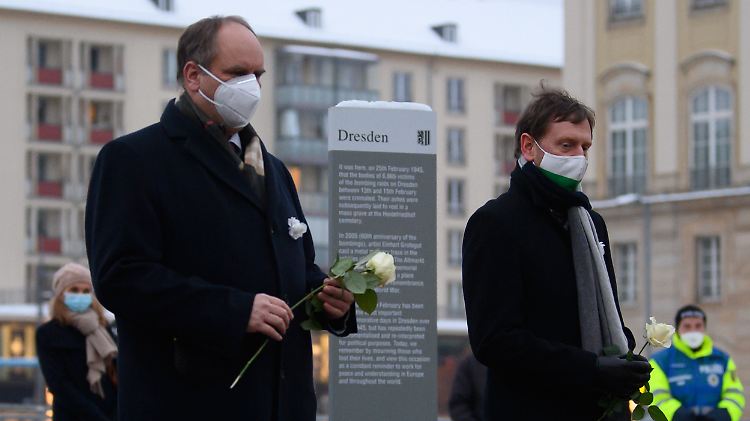 Michael Kretschmer und Dirk Hilbert während einer Gedenkveranstaltung am 76. Jahrestag der Zerstörung Dresdens im Zweiten Weltkrieg.